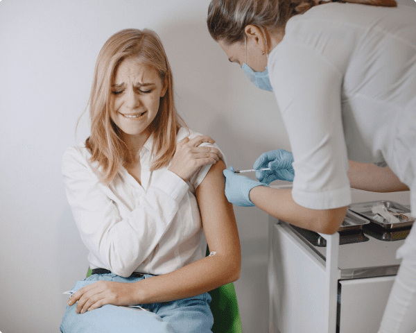 Врач делает укол пациентке